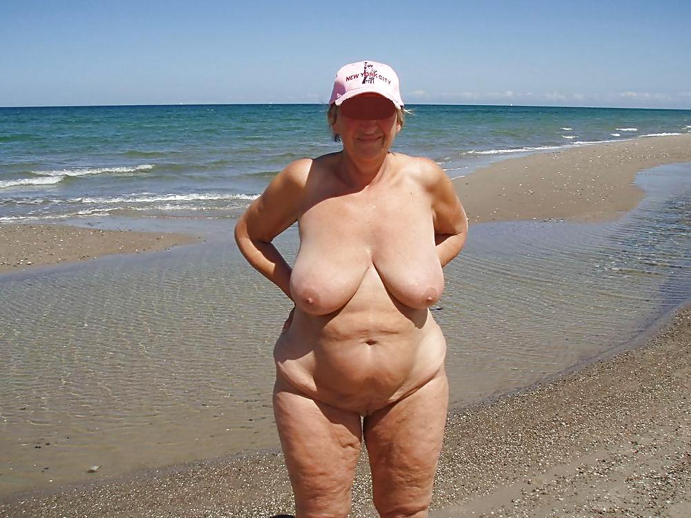 Большие сиськи бабулек на пляже фото
